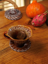 Načíst obrázek do prohlížeče Galerie, Podtácek z hovězí kůže