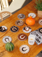 Načíst obrázek do prohlížeče Galerie, Podtácek z hovězí kůže