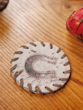 Načíst obrázek do prohlížeče Galerie, Podtácek z hovězí kůže
