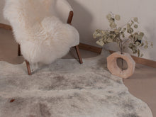 Įkelti vaizdą į galerijos rodinį, Pilkas karvės kailis XXL
