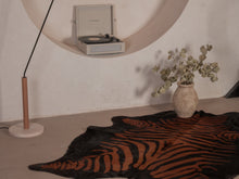 Įkelti vaizdą į galerijos rodinį, Tigro rašto karvės kailis XL
